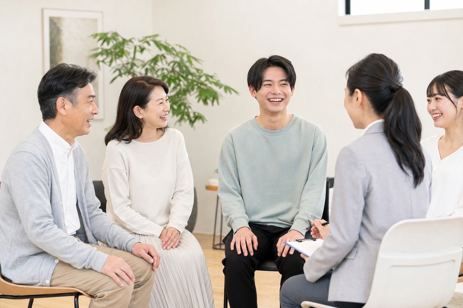 明るい施設内で笑顔の家族プログラム・家族会