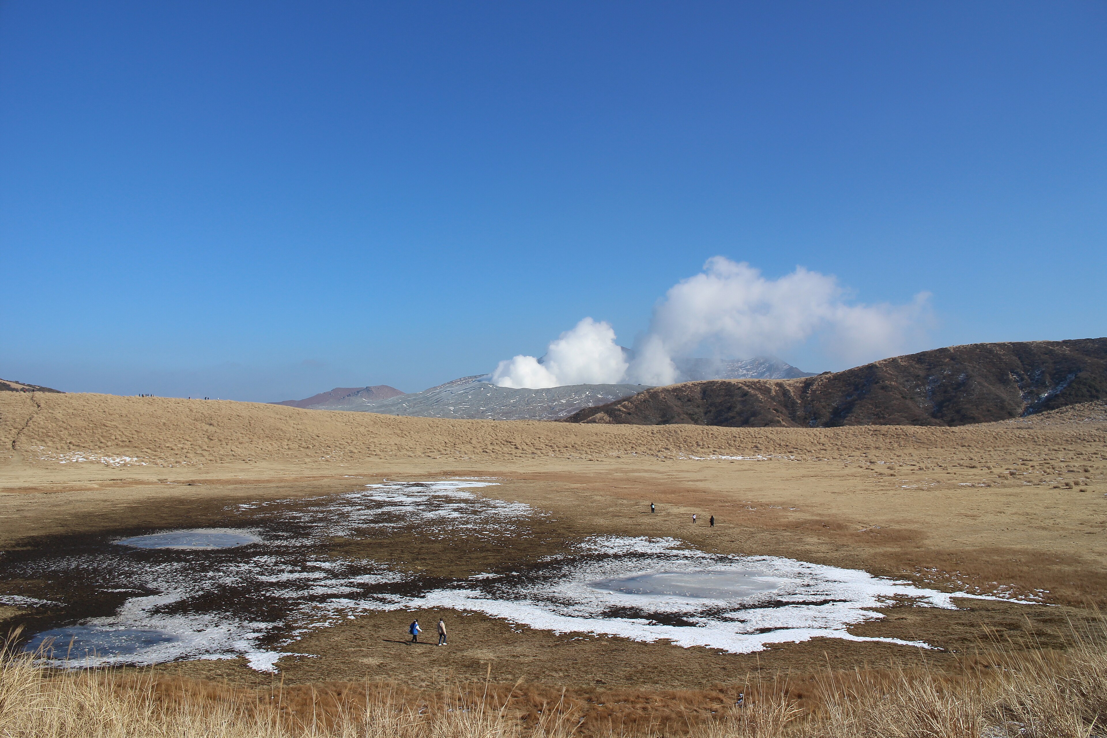 熊本・阿蘇の山並みと草原の風景
